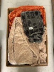 QUANTITY OF ITEMS TO INCLUDE FAUX FUR CUSHION COVER: LOCATION - G RACK