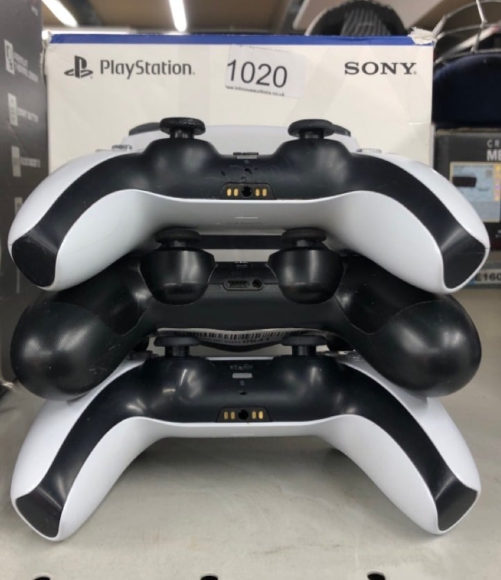 QUANTITY OF TECH & GAMING ITEMS TO INCLUDE PLAYSTATION 5 DUALSENSE WIRELESS CONTROLLER: LOCATION - FRONT RACK