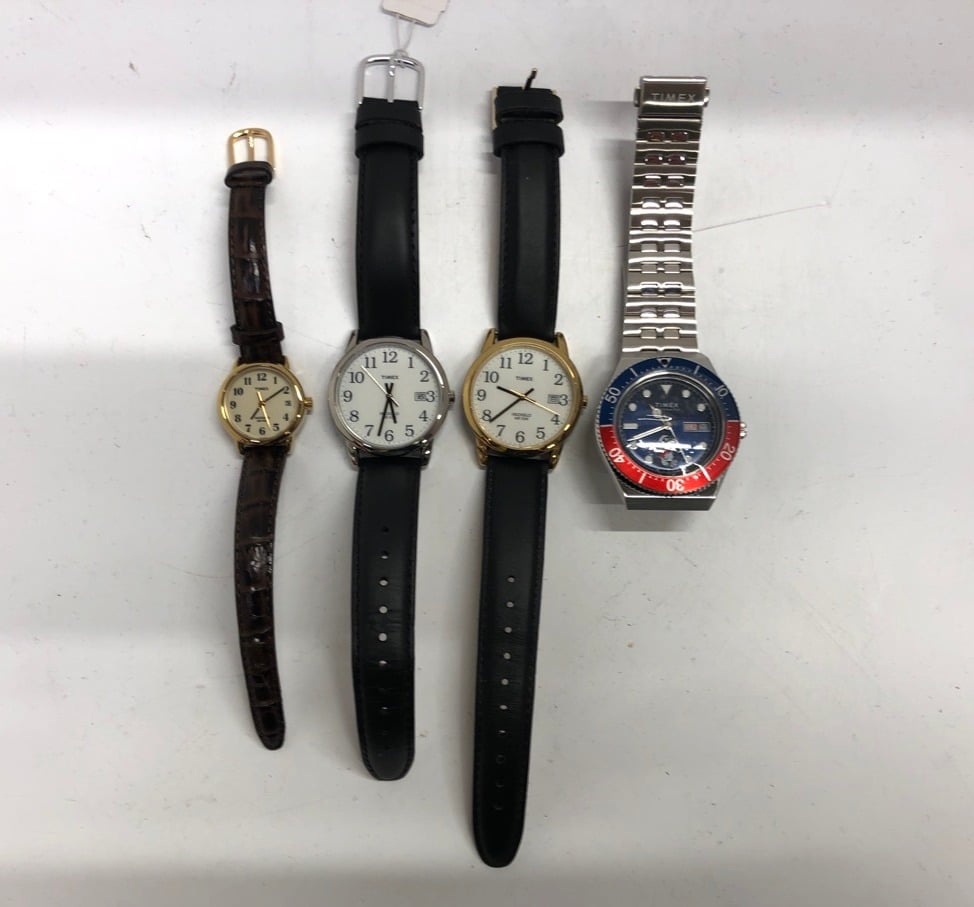 QUANTITY OF ASSORTED WATCHES TO INCLUDE TIMEX MENS DRESS WATCH WITH BLACK LEATHER STRAP CLASSIC FACE: LOCATION - A RACK