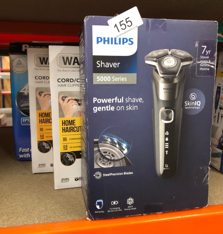 QUANTITY OF HEALTH & BEAUTY ITEMS TO INCLUDE PHILIPS SHAVER SERIES 5000 - WET & DRY ELECTRIC SHAVER IN CARBON GREY WITH 1 X INTEGRATED POP-UP TRIMMER, SOFT POUCH, PROTECTIVE CAP AND CHARGING STAND (M