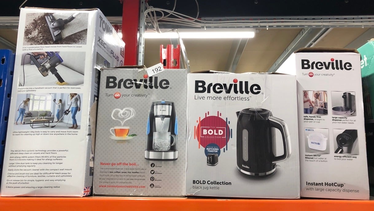 QUANTITY OF KITCHEN & APPLIANCES ITEMS TO INCLUDE BREVILLE BOLD BLACK ELECTRIC KETTLE | 1.7L | 3KW FAST BOIL | BLACK & SILVER CHROME [VKT221]: LOCATION - A RACK