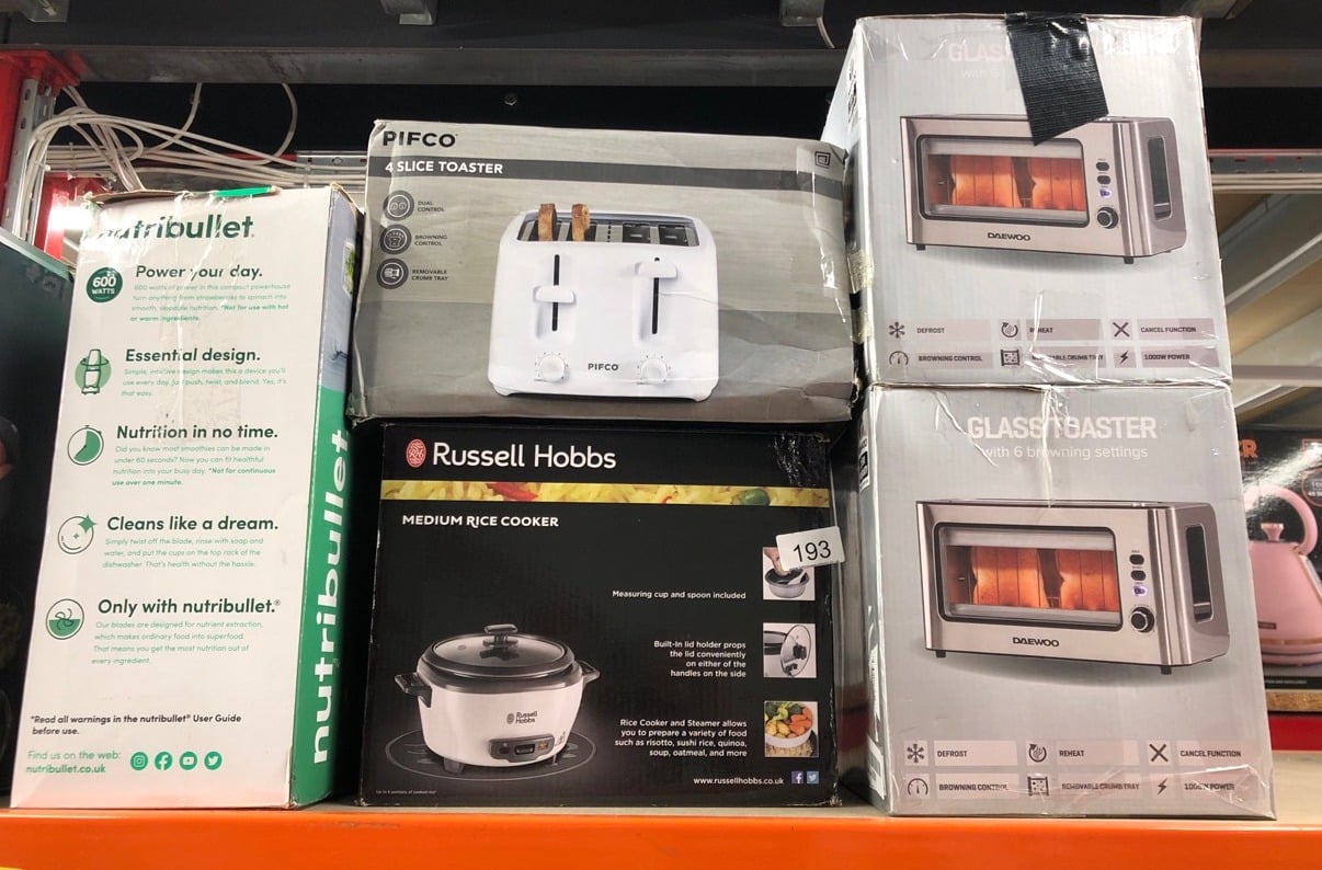 QUANTITY OF KITCHEN & APPLIANCES ITEMS TO INCLUDE PIFCO® ESSENTIALS WHITE TOASTER 4 SLICE - DUAL CONTROL WITH 6 BROWNING LEVELS & ANTI-JAM FUNCTION - EASY TO CLEAN WITH REMOVABLE CRUMBS TRAY 1400W: L