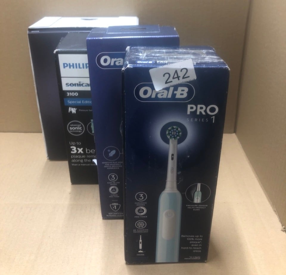 QUANTITY OF HEALTH & BEAUTY ITEMS  ITEMS TO INCLUDE ORAL-B PRO 1 ELECTRIC TOOTHBRUSHES FOR ADULTS WITH 3D CLEANING, 1 TOOTHBRUSH HEAD, GUM PRESSURE CONTROL,  UK PLUG, BLUE: LOCATION - B RACK