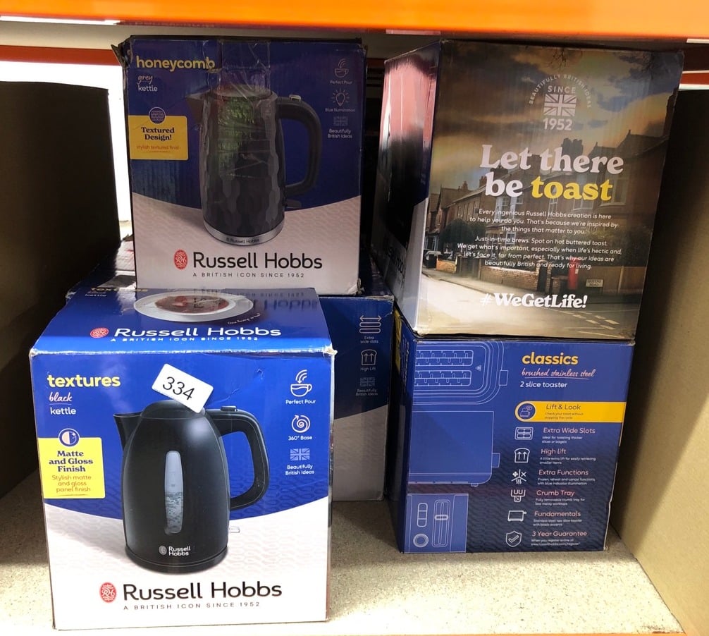 QUANTITY OF KITCHEN & APPLIANCES ITEMS TO INCLUDE RUSSELL HOBBS TEXTURES ELECTRIC 1.7L CORDLESS KETTLE (FAST BOIL 3KW, BLACK PREMIUM PLASTIC, MATT & HIGH GLOSS FINISH, REMOVABLE WASHABLE ANTI-SCALE F