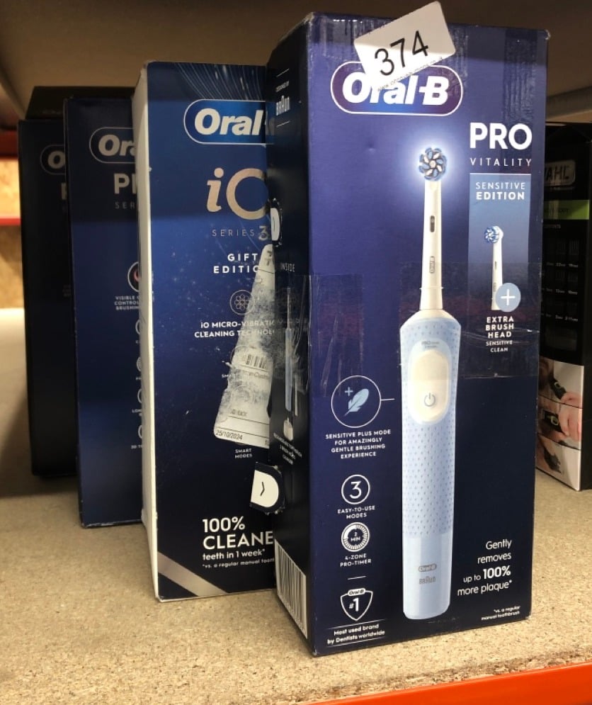 QUANTITY OF HEALTH & BEAUTY ITEMS TO INCLUDE ORAL-B VITALITY PRO ELECTRIC TOOTHBRUSHES ADULTS, 1 HANDLE, 2 TOOTHBRUSH HEADS, 3 BRUSHING MODES INCLUDING SENSITIVE PLUS,  UK PLUG, BLUE: LOCATION - C RA