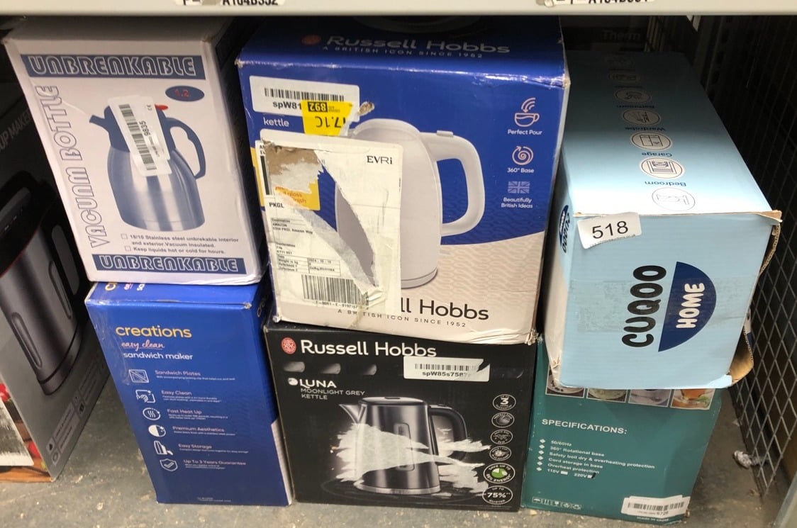 QUANTITY OF KITCHEN ITEMS TO INCLUDE RUSSELL HOBBS TEXTURES ELECTRIC 1.7L CORDLESS KETTLE (FAST BOIL 3KW, WHITE PREMIUM PLASTIC, MATT & HIGH GLOSS FINISH, REMOVABLE WASHABLE ANTI-SCALE FILTER, PUSH T