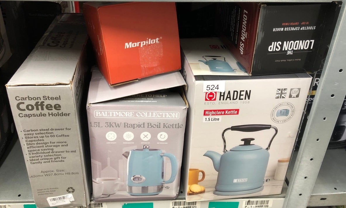 QUANTITY OF KITCHEN ITEMS TO INCLUDE DAEWOO BALTIMORE COLLECTION, 1.5 LITRE KETTLE IN SKY BLUE, FILL UP TO 6 CUPS IN ONE BOIL, RAPID BOIL WITH 360° SWIVEL BASE, VISIBLE WATER WINDOW, TEMPERATURE GAUG