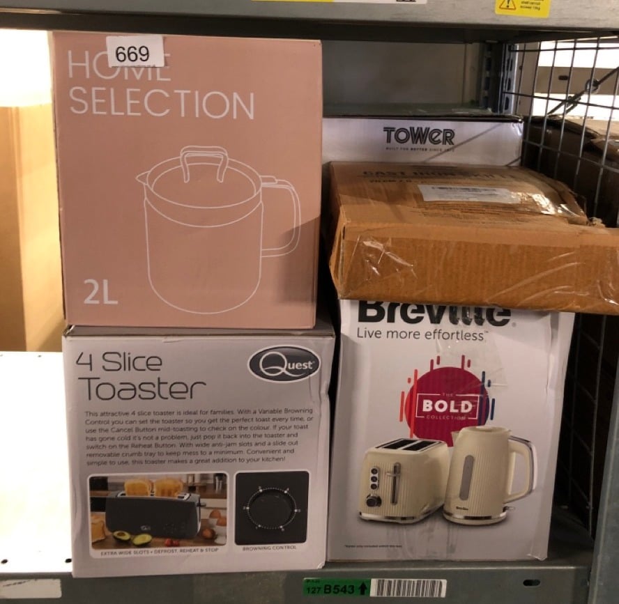 QUANTITY OF KITCHEN & APPLIANCES ITEMS TO INCLUDE BREVILLE BOLD VANILLA CREAM ELECTRIC KETTLE | 1.7L | 3KW FAST BOIL | CREAM & SILVER CHROME [VKT223]: LOCATION - E RACK