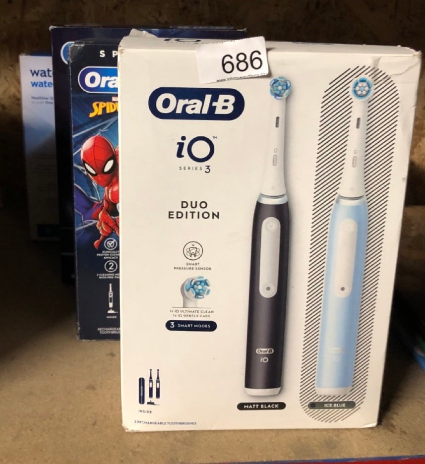 QUANTITY OF HEALTH & BEAUTY ITEMS TO INCLUDE ORAL-B IO3 2X ELECTRIC TOOTHBRUSHES FOR ADULTS, GIFTS FOR HER / HIM, 2 TOOTHBRUSH HEADS & 1 TRAVEL CASE, 3 MODES WITH TEETH WHITENING,  UK PLUG, BLACK & B