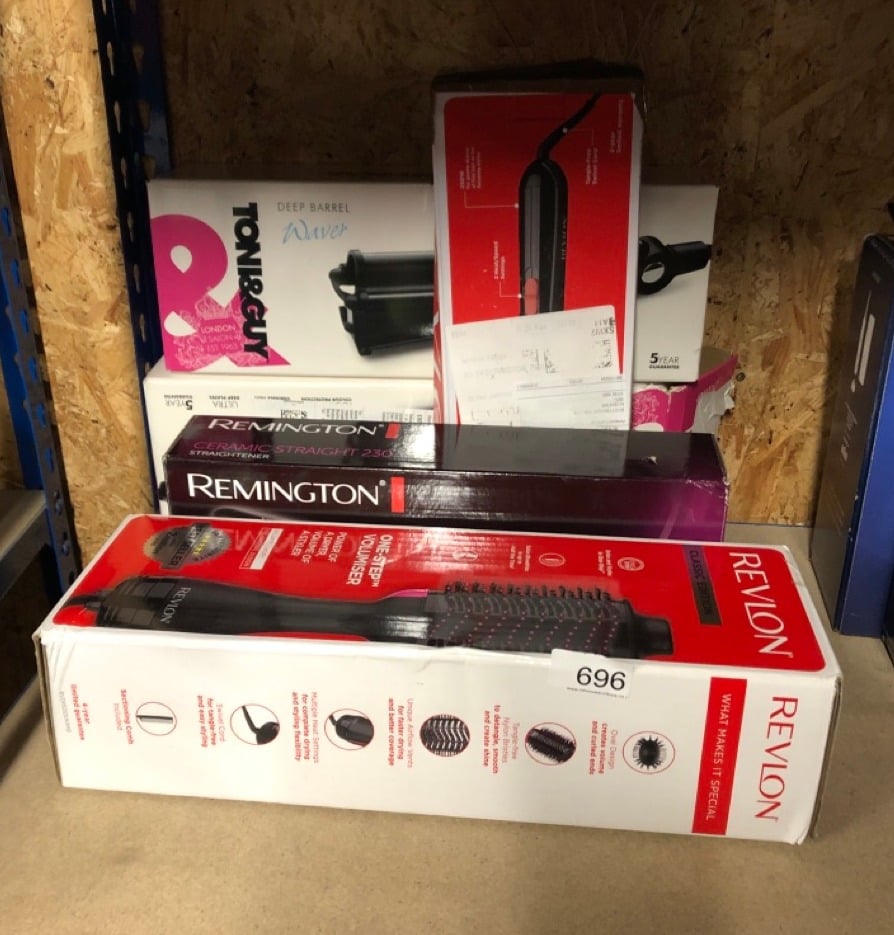 QUANTITY OF HEALTH & BEAUTY ITEMS TO INCLUDE REVLON SALON ONE-STEP HAIR DRYER & VOLUMISER WITH SECTIONING COMB INCLUDED (FOR MID TO LONG HAIR, ONE-STEP TECHNOLOGY, 2-IN-1 STYLING TOOL, IONIC & CERAMI