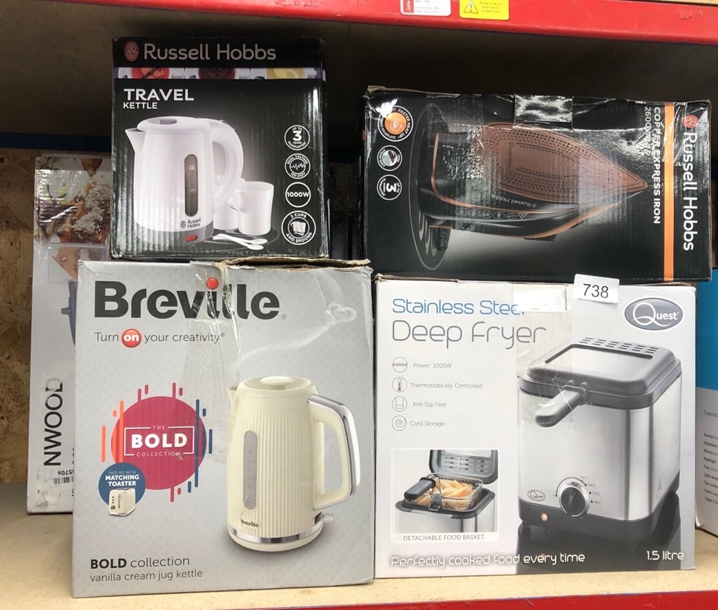 QUANTITY OF KITCHEN & APPLIANCES ITEMS TO INCLUDE RUSSELL HOBBS ELECTRIC 0.85L TRAVEL KETTLE, SMALL & COMPACT, DUAL VOLTAGE, IDEAL FOR ABROAD/CARAVAN/CAMPING, INC 2 CUPS & SPOONS, REMOVABLE WASHABLE