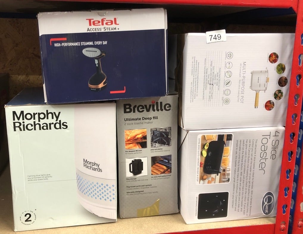 QUANTITY OF KITCHEN & APPLIANCES ITEMS TO INCLUDE TEFAL ACCESS STEAM+ HANDHELD CLOTHES STEAMER, NO IRONING BOARD NEEDED, 2 STEAM LEVELS, SANITISING STEAM, BLACK & ROSE GOLD, DT8103: LOCATION - E RACK