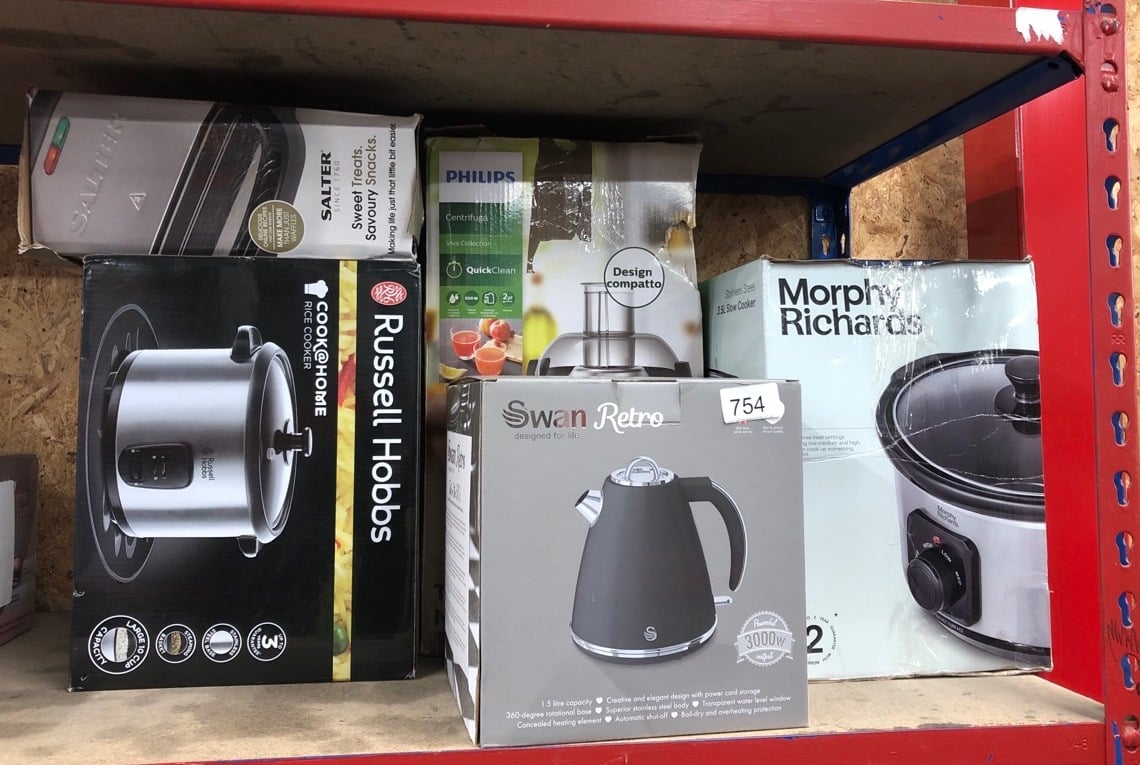 QUANTITY OF KITCHEN & APPLIANCES ITEMS TO INCLUDE MORPHY RICHARDS 3.5L STAINLESS STEEL SLOW COOKER, 3 HEAT TINGS, ONE POT SOLUTION, DISHWASHER SAFE CERAMIC POT, 460017: LOCATION - E RACK