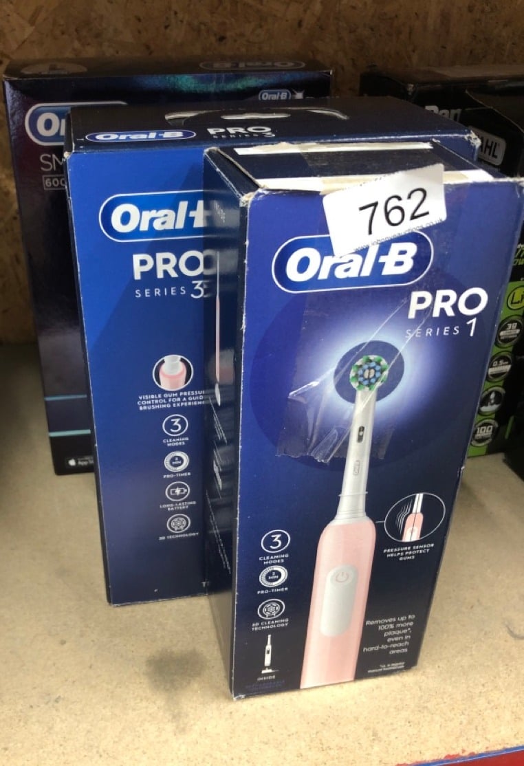 QUANTITY OF HEALTH & BEAUTY ITEMS TO INCLUDE ORAL-B PRO 1 ELECTRIC TOOTHBRUSH FOR ADULTS WITH 3D CLEANING, 1 TOOTHBRUSH HEAD, GUM PRESSURE CONTROL,  UK PLUG, PINK: LOCATION - E RACK