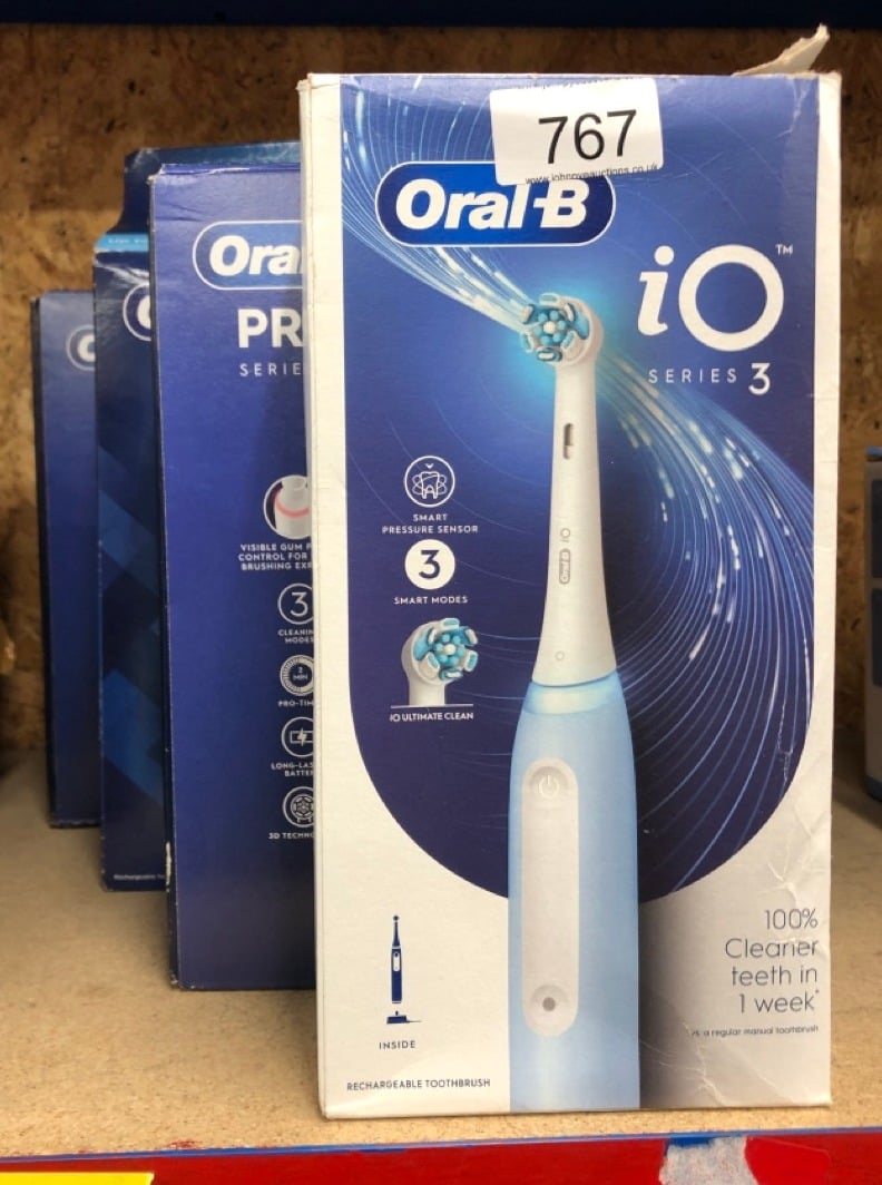 QUANTITY OF HEALTH & BEAUTY ITEMS TO INCLUDE ORAL-B IO3 ELECTRIC TOOTHBRUSH FOR ADULTS, MOTHERS DAY GIFTS FOR HER / HIM, 1 TOOTHBRUSH HEAD, 3 MODES WITH TEETH WHITENING,  UK PLUG, BLUE: LOCATION - E