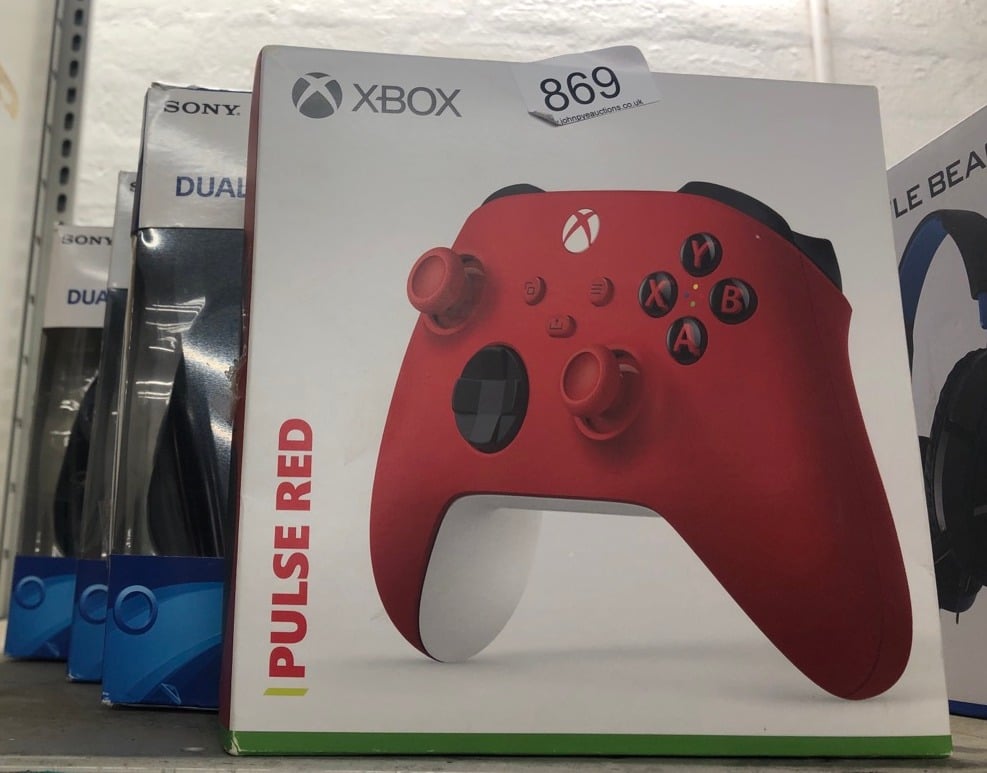 QUANTITY OF TECH & GAMING ITEMS TO INCLUDE PULSE RED XBOX CONTROLLER: LOCATION - BACK RACK