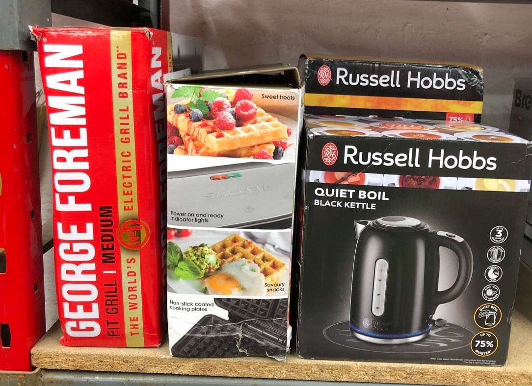 QUANTITY OF KITCHEN & APPLIANCES ITEMS TO INCLUDE RUSSELL HOBBS BLACK STAINLESS STEEL ELECTRIC 1.7L CORDLESS KETTLE (QUIET & FAST BOIL 3KW, REMOVABLE WASHABLE ANTI-SCALE FILTER, PUSH BUTTON LID, PERF