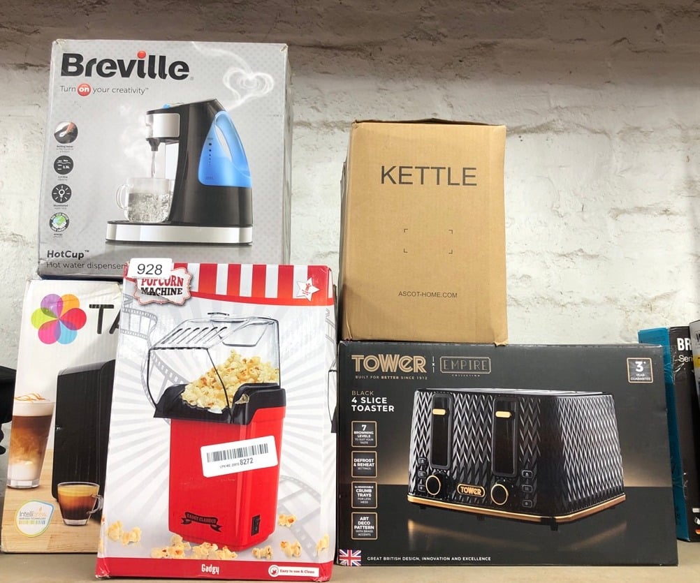 QUANTITY OF KITCHEN & APPLIANCES ITEMS TO INCLUDE TOWER T20061BLK EMPIRE 4-SLICE TOASTER WITH DEFROST/REHEAT, REMOVABLE CRUMB TRAYS, 1600W, BLACK AND BRASS: LOCATION - F RACK