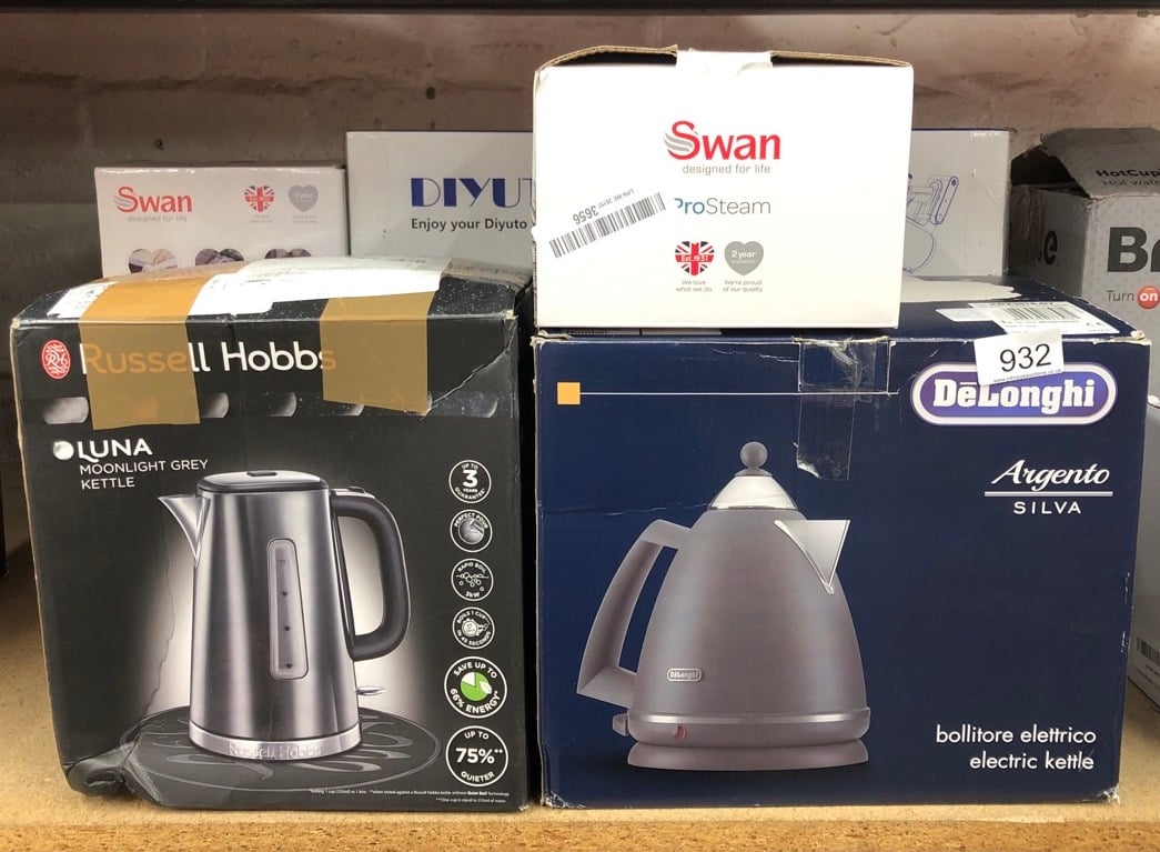 QUANTITY OF KITCHEN & APPLIANCES ITEMS TO INCLUDE DE'LONGHI ARGENTO SILVA KBX3016.GY KETTLE WITH 1.7L CAPACITY, 360 SWIVEL BASE & CORD STORAGE, GREY: LOCATION - F RACK