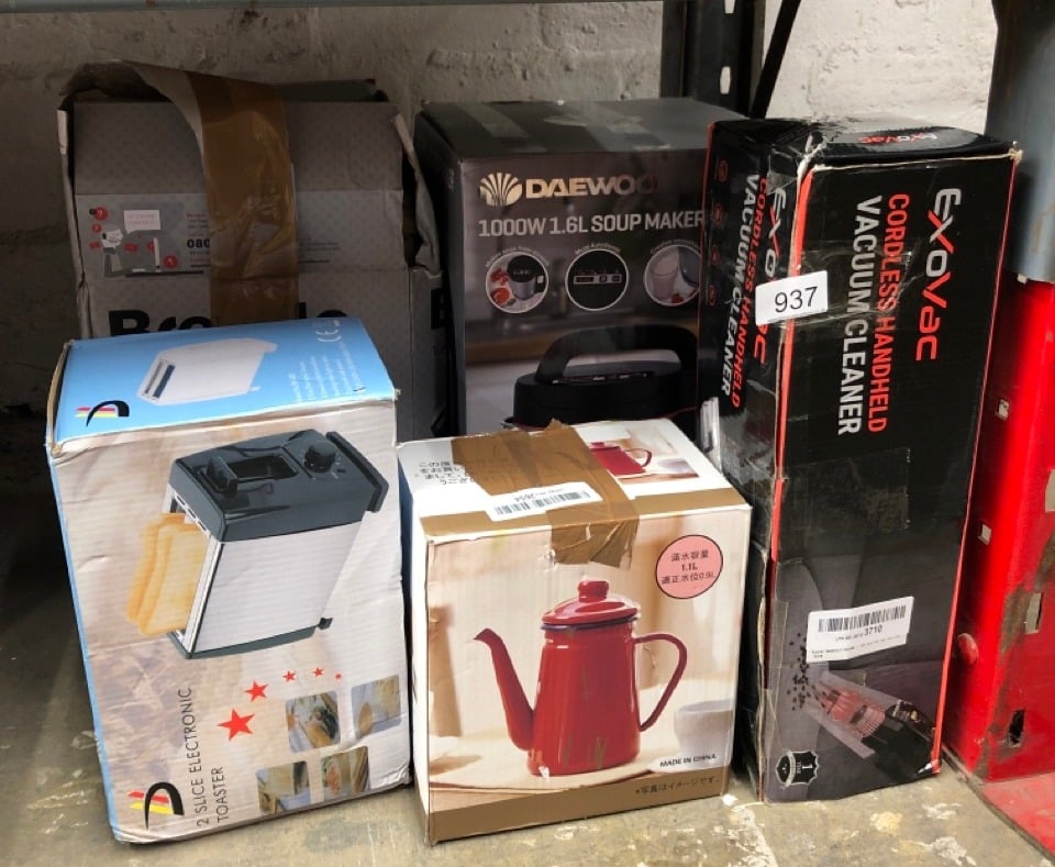 QUANTITY OF KITCHEN & APPLIANCES ITEMS TO INCLUDE DAEWOO SOUP MAKER, 1.6 LITRES, 6 PORTIONS PER BLEND, SMOOTH OR CHUNKY SOUP IN THE WINTER, REFRESHING SMOOTHIES IN THE SUMMER, USER FRIENDLY TINGS, EA