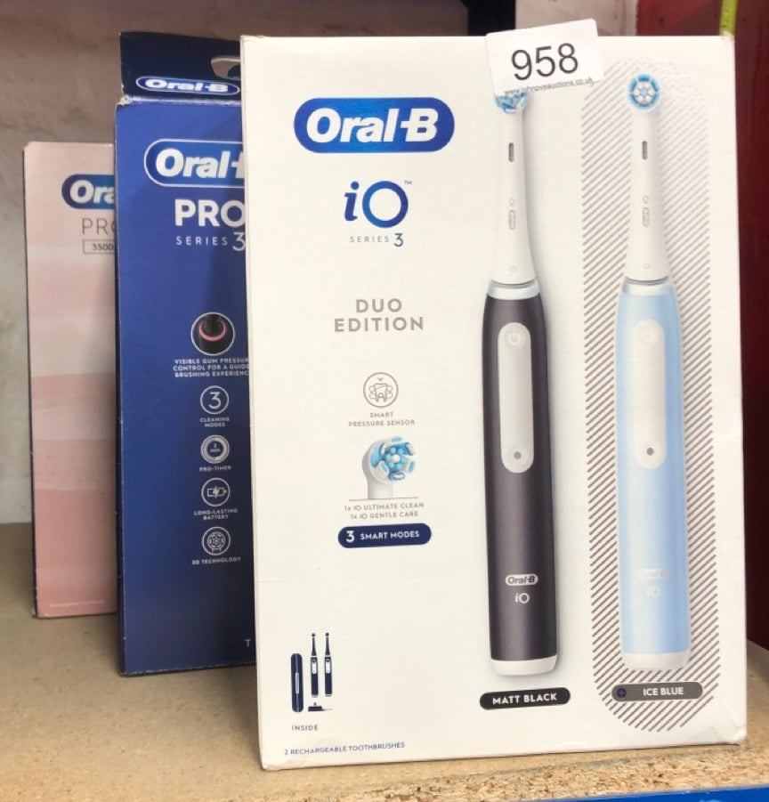 QUANTITY OF HEALTH & BEAUTY ITEMS TO INCLUDE ORAL-B IO3 2X ELECTRIC TOOTHBRUSHES FOR ADULTS, GIFTS FOR HER / HIM, 2 TOOTHBRUSH HEADS & 1 TRAVEL CASE, 3 MODES WITH TEETH WHITENING,  UK PLUG, BLACK & B