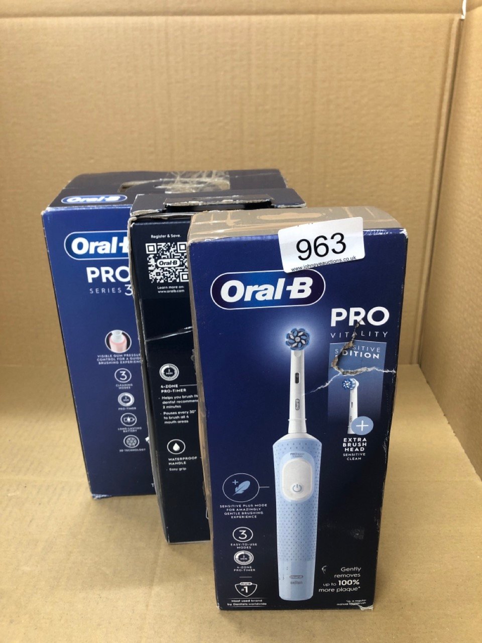 QUANTITY OF HEALTH & BEAUTY ITEMS TO INCLUDE ORAL-B PRO 3 ELECTRIC TOOTHBRUSHES FOR ADULTS, 1 3D WHITE TOOTHBRUSH HEAD & TRAVEL CASE, 3 MODES WITH TEETH WHITENING,  UK PLUG, 3500, PINK: LOCATION - F