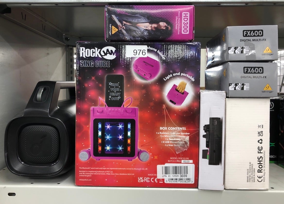 QUANTITY OF TECH & GAMING ITEMS TO INCLUDE BEHRINGER HD300 HEAVY DISTORTION EFFECTS PEDAL,PINK: LOCATION - FRONT RACK