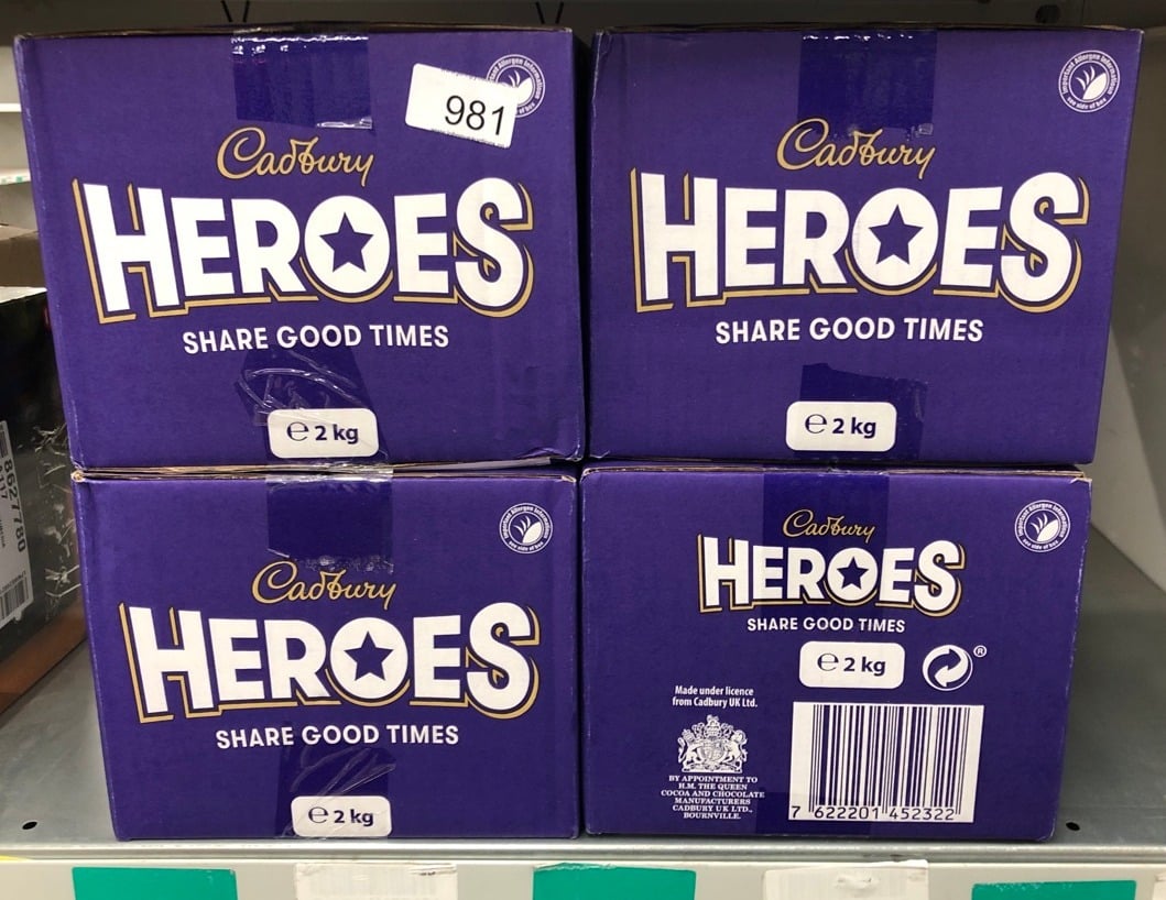 4 X CADBURY HEROES CHOCOLATE BULK SHARE BOX, ASSORTED MINI-SIZE MILK CHOCOLATE BARS, 2 KG (PACK OF 1) - SOME MAY BE PAST BEST BEFORE: LOCATION - FRONT RACK