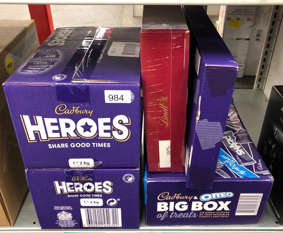 QUANTITY OF FOOD & DRINK ITEMS TO INCLUDE CADBURY DAIRY MILK DELUXE CHOCOLATE HAMPER, GIFT BOX OF 10 ASSORTED CHOCOLATE BARS AND BAGS, 1.04 KG - SOME MAY BE PAST BEST BEFORE: LOCATION - FRONT RACK