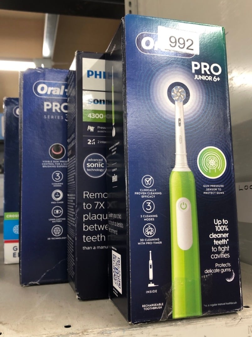 QUANTITY OF HEALTH & BEAUTY ITEMS TO INCLUDE ORAL-B PRO JUNIOR KIDS ELECTRIC TOOTHBRUSH, 1 TOOTHBRUSH HEAD, 3 MODES WITH KID-FRIENDLY SENSITIVE MODE, FOR AGES 6+,  UK PLUG, GREEN: LOCATION - FRONT RA