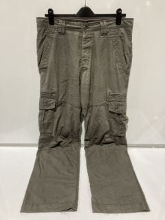 1 X BOX OF MIXED ITEM CLOTHES TO INCLUDE H&M SKINNY FIT CARGOS SIZE M