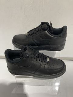 AIR FORCE 1 '07 BLACK TRAINERS SIZE 7