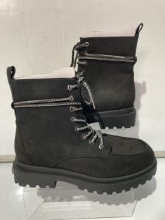 GRACELAND BLACK BOOTS SIZE 8