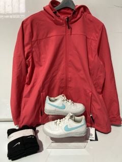 AIR FORCE 1 WHITE TRAINERS SIZE 5 + NIKE EVERYDAY BLACK SPORTS SOCKS + TOG 24 KELD WOMEN'S HD SUNSET/CORAL COAT SIZE 22