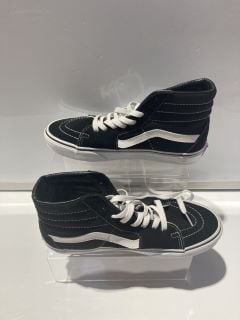 BOX OF SHOES TO INCLUDE VANS OFF THE WALL TRAINERS BLACK/WHITE SIZE 6