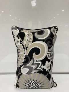 2X BLACK FLORAL BED PILLOWS + 2X BLACK/WHITE PILLOWS