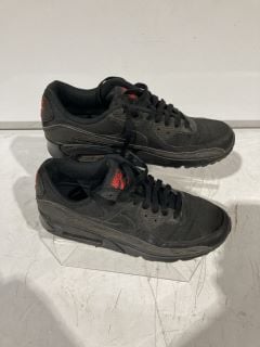 2 X NIKE TRAINERS TO INCLUDE NIKE AIR MAX BLACK