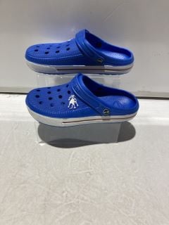 1 X BOX OF MENS SHOES TO INLCUDE BLUE CROCS SIZE 9