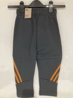 3 X DESIGNER APPAREL TO INLCUDE CHILDRENS ADIDAS JOGGERS SIZE 3-4 YEARS TOTAL RRP £75