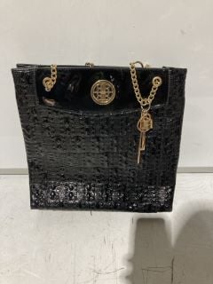 1 X BOX OF BAGS TO INCLUDE BLACK LEATHER BAG