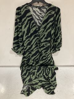 4 X PREMIUM DESIGNER APPAREL TO INCLUDE GREEN AND BLACK ZEBRA PRINT DRESS TOTAL RRP £100