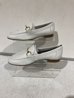 1 X JONES SHOES SIZE 5 WHITE