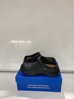 BUNDLE OF SHOES TO INCLUDE WEARERTECH SHOES SIZE UK 4