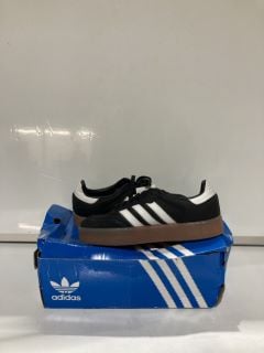 BOX OF SPORTING ITEMS TO INCLUDE ADIDAS SAMBA TRAINERS BLACK UK 6