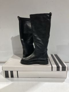 3 X FOOTWEAR ITEMS TO INCLUDE TUCKER BLACK BOOTS SIZE 37