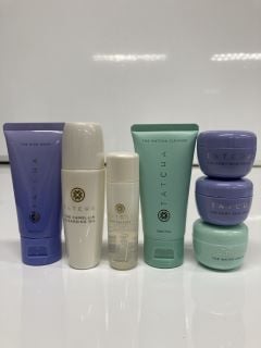 A COLLECTION OF TATCHA TO INCLUDE TATCHA MINI FAVORITES (793888733848) & TATCHA THE DEWY SKIN CREAM 10ML (752830743182) TOTAL RRP £138