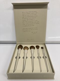 MORPHE 8 PIECE BRUSH A COLLECTION & BAG RRP £36 (192608211800) M X ARIEL 5 PIECE EYE BRUSH SET (192608250700)