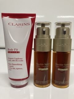 A COLLECTION OF CLARINS ITEMS TO INCLUDE BODY FIT ACTIVE SKIN SMOOTHING EXPERT MATCHA TEA EXTRACT (3666057201158) DOUBLE SERUM COMPLETE AGE-DEFYING CONCENTRATE (3666057106965) TOTAL RRP £160