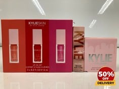 COLLECTION OF KYLIESKIN BY KYLIE JENNER LIP OIL SET 3X 6ML TO INCLUDE KYLIE JENNER PRESSED BLUSH POWDER 10G TOTAL RRP £108