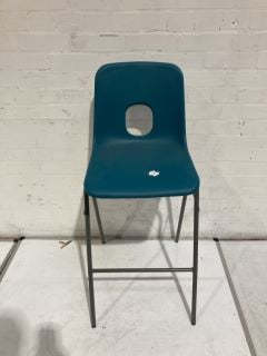 1X BLUE PLASTIC CHAIR